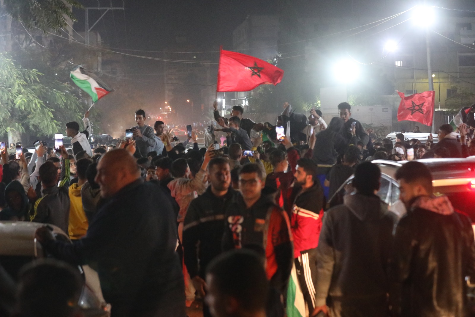 أجواء متابعة المواطنين بغزة مباراة منتخب المغرب في كأس العالم بقطر والاحتفال بتأهله التاريخي لنصف نهائي البطولة