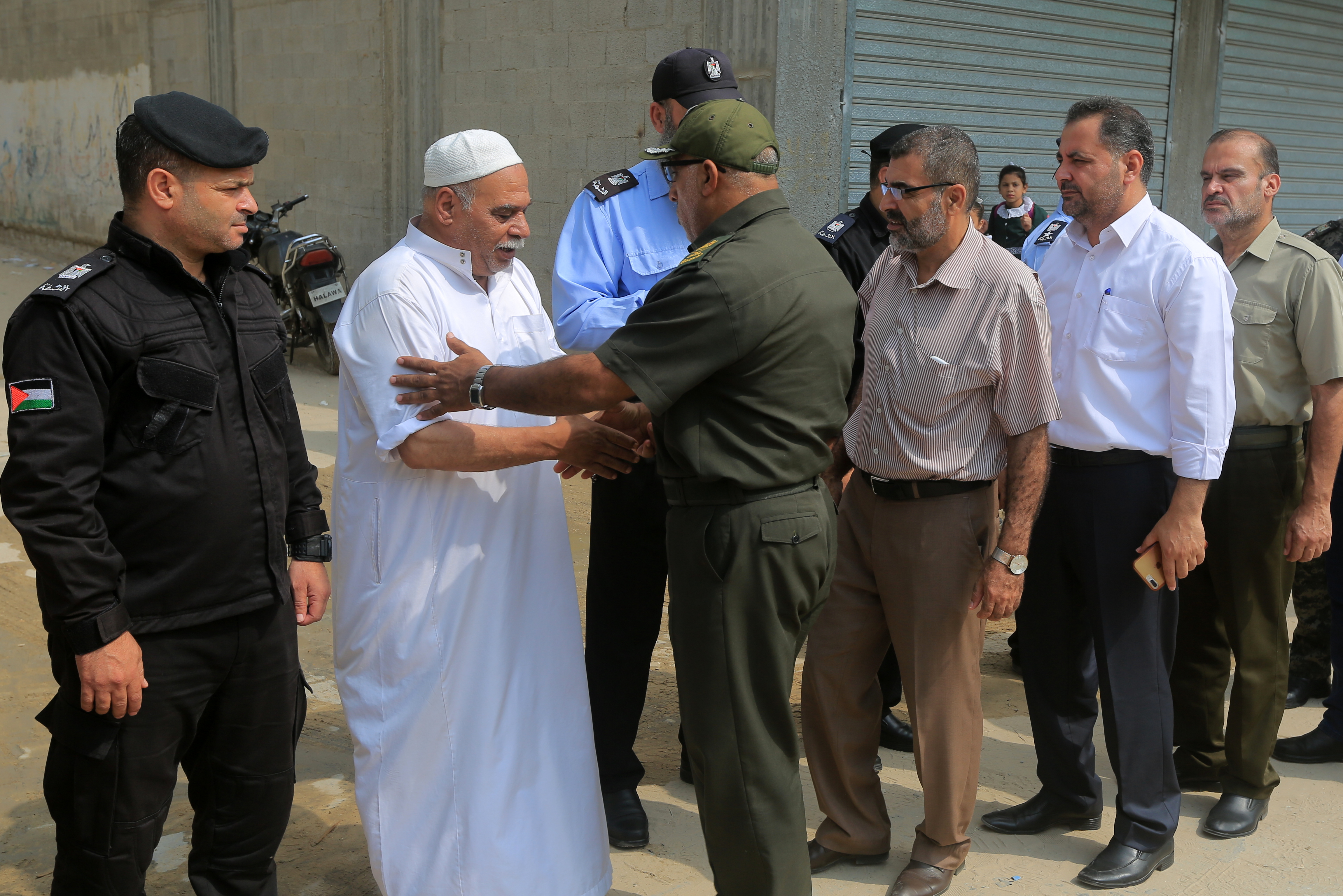 قيادة الداخلية تُقدم العزاء لذوي شهداء الواجب الثلاثة