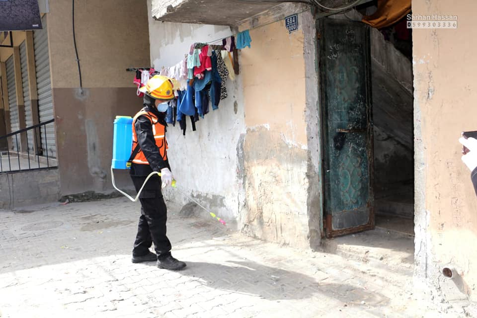 الدفاع المدني يُشارك في مبادرات للتعقيم بمحافظات القطاع لمكافحة جائحة كورونا