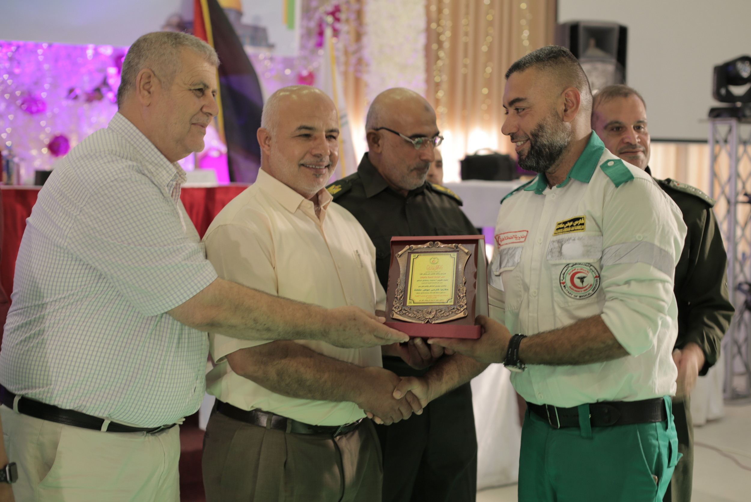 الخدمات الطبية تكرم طواقمها العاملة خلال مسيرات العودة