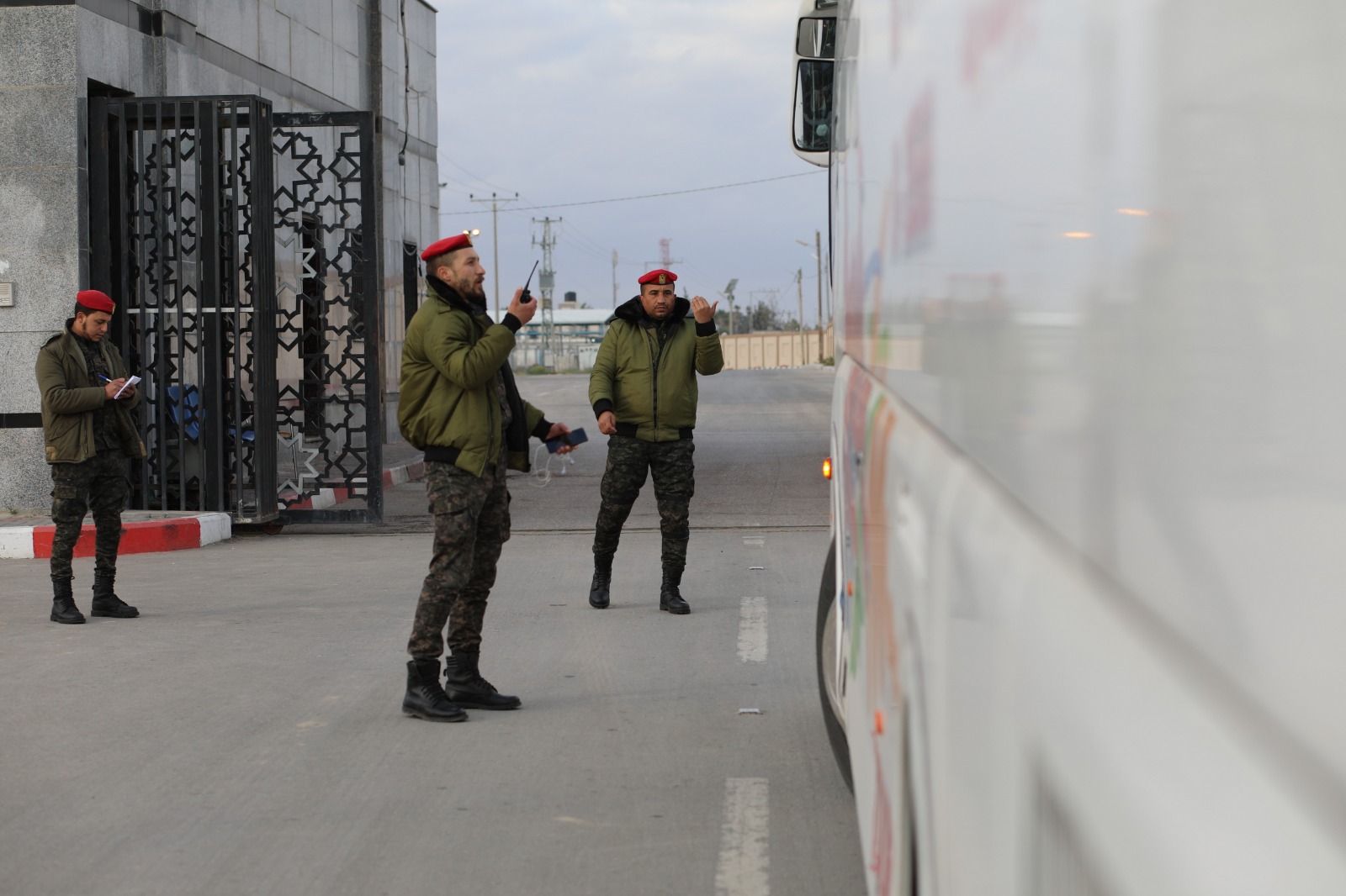 أطقم "المعابر" تُسهل مغادرة الفوج الأول من المعتمرين عبر معبر رفح 