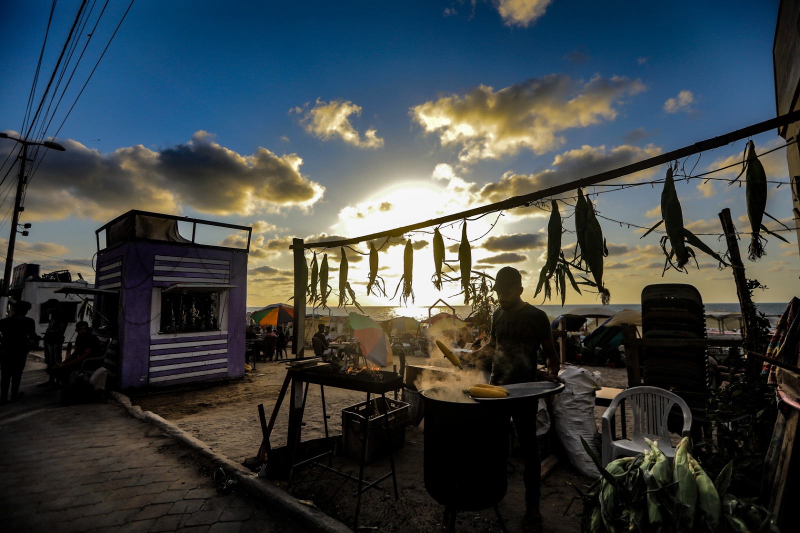 أجواء اصطياف المواطنين على شاطئ بحر غزة عشية بدء العام الدراسي