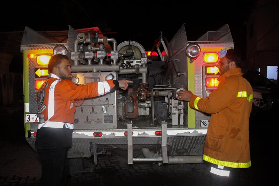 الدفاع المدني يُشارك في مبادرات للتعقيم بمحافظات القطاع لمكافحة جائحة كورونا