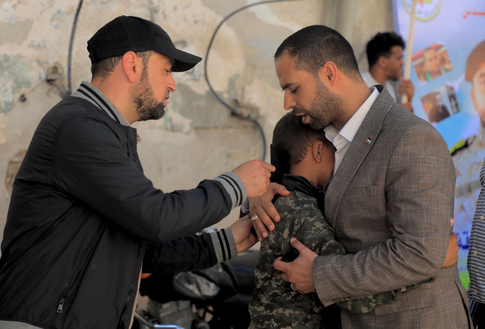 قيادة "الداخلية" تُقدم واجب العزاء لذوي شهداء العدوان الإسرائيلي