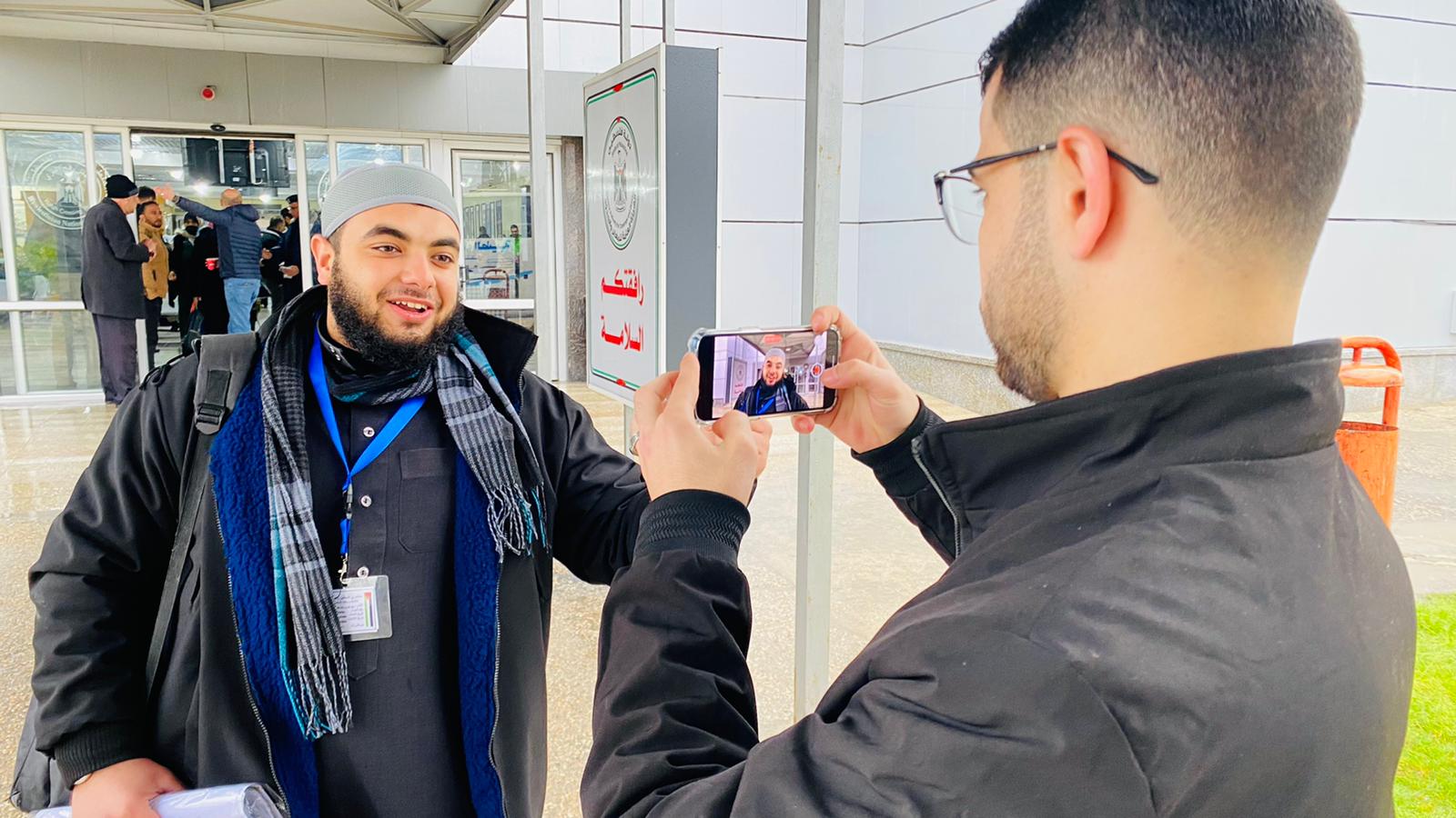 أطقم "المعابر" تُسهل مغادرة الفوج الأول من المعتمرين عبر معبر رفح 