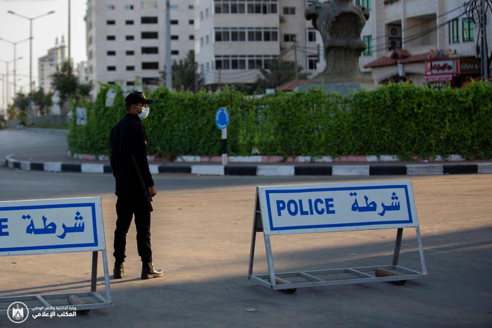 "البحرية" تواصل متابعة عمل الصيادين وإغلاق شاطئ البحر