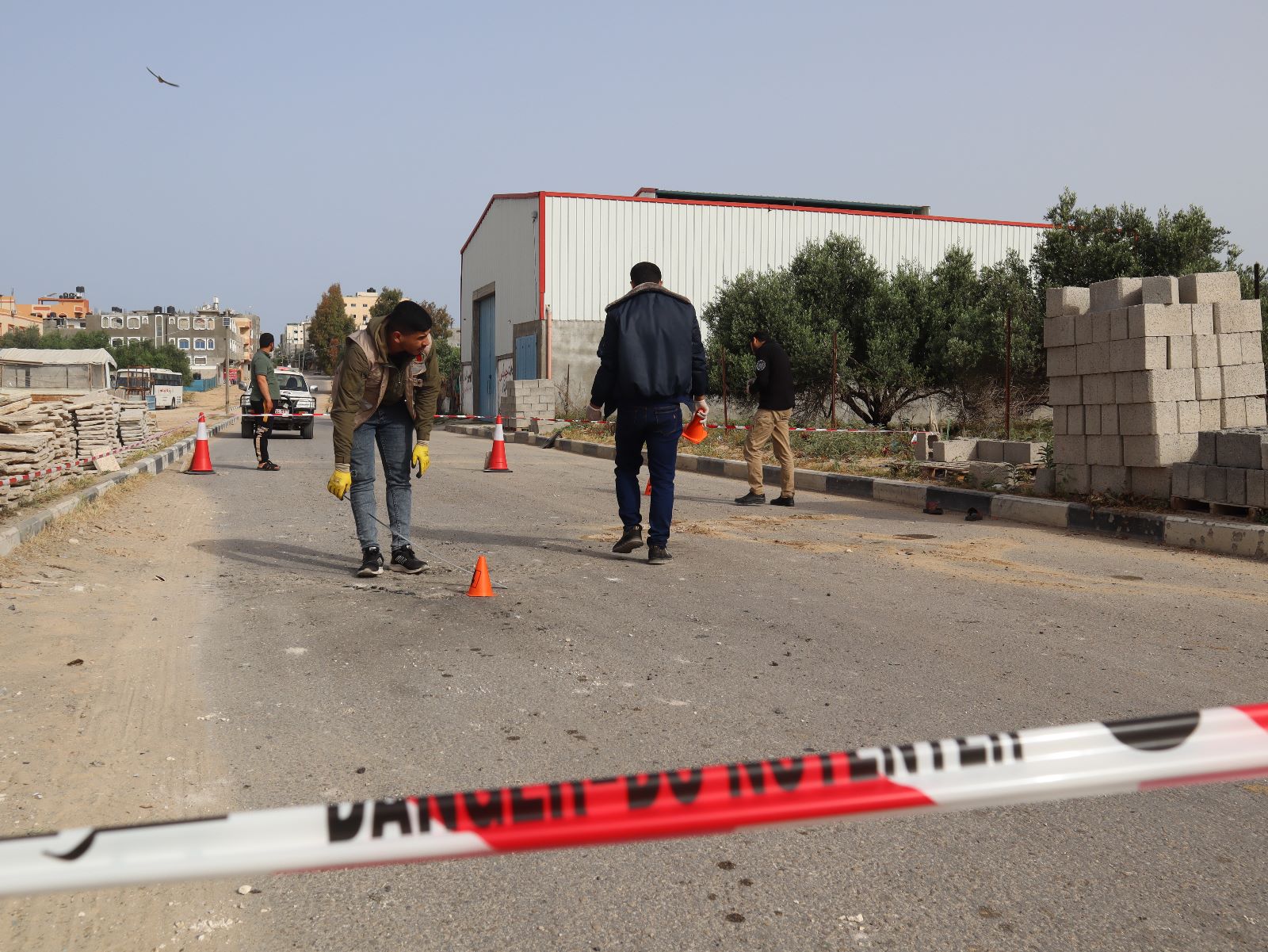 استمرار عمل هندسة المتفجرات في معاينة الأماكن التي تعرضت للاستهداف