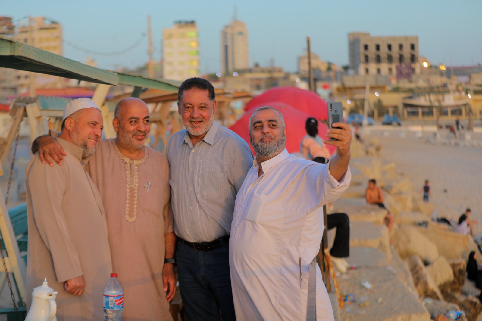  اصطياف المواطنين على شاطئ البحر والأماكن الترفيهية