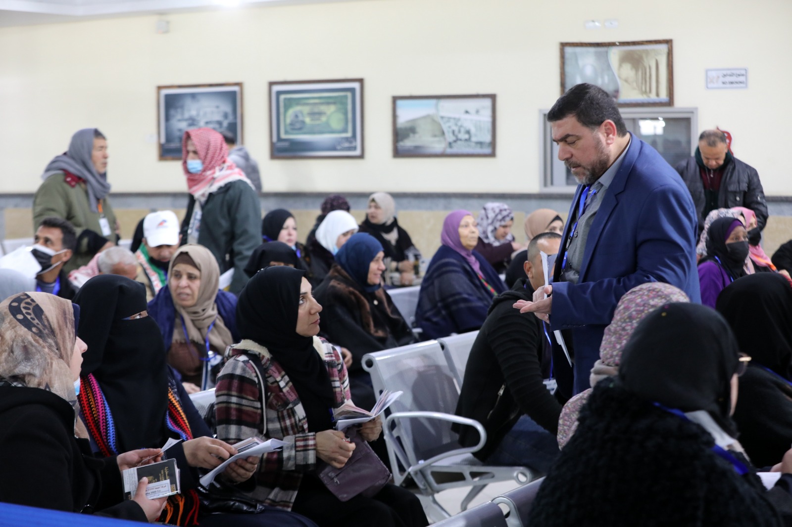 أطقم "المعابر" تُسهل مغادرة الفوج الأول من المعتمرين عبر معبر رفح 