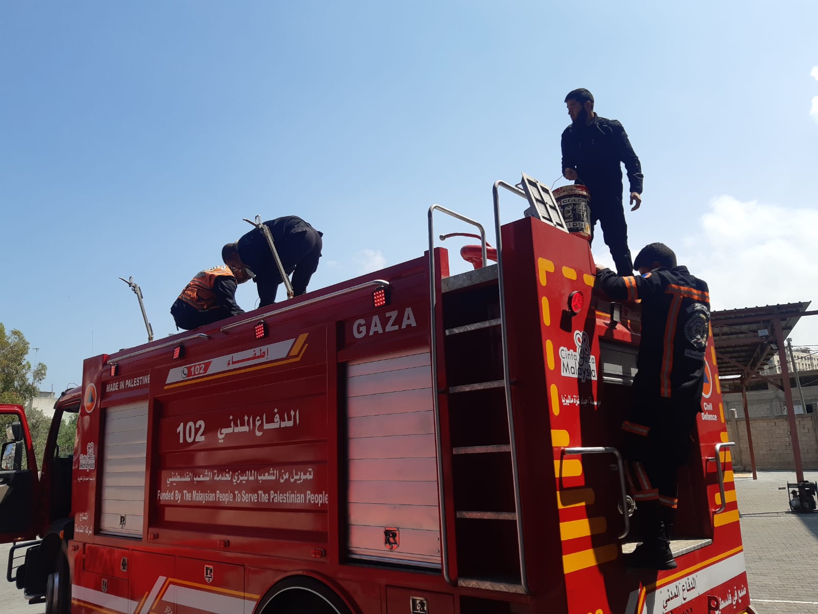 أطقم الدفاع المدني تتعامل مع آثار العدوان الإسرائيلي