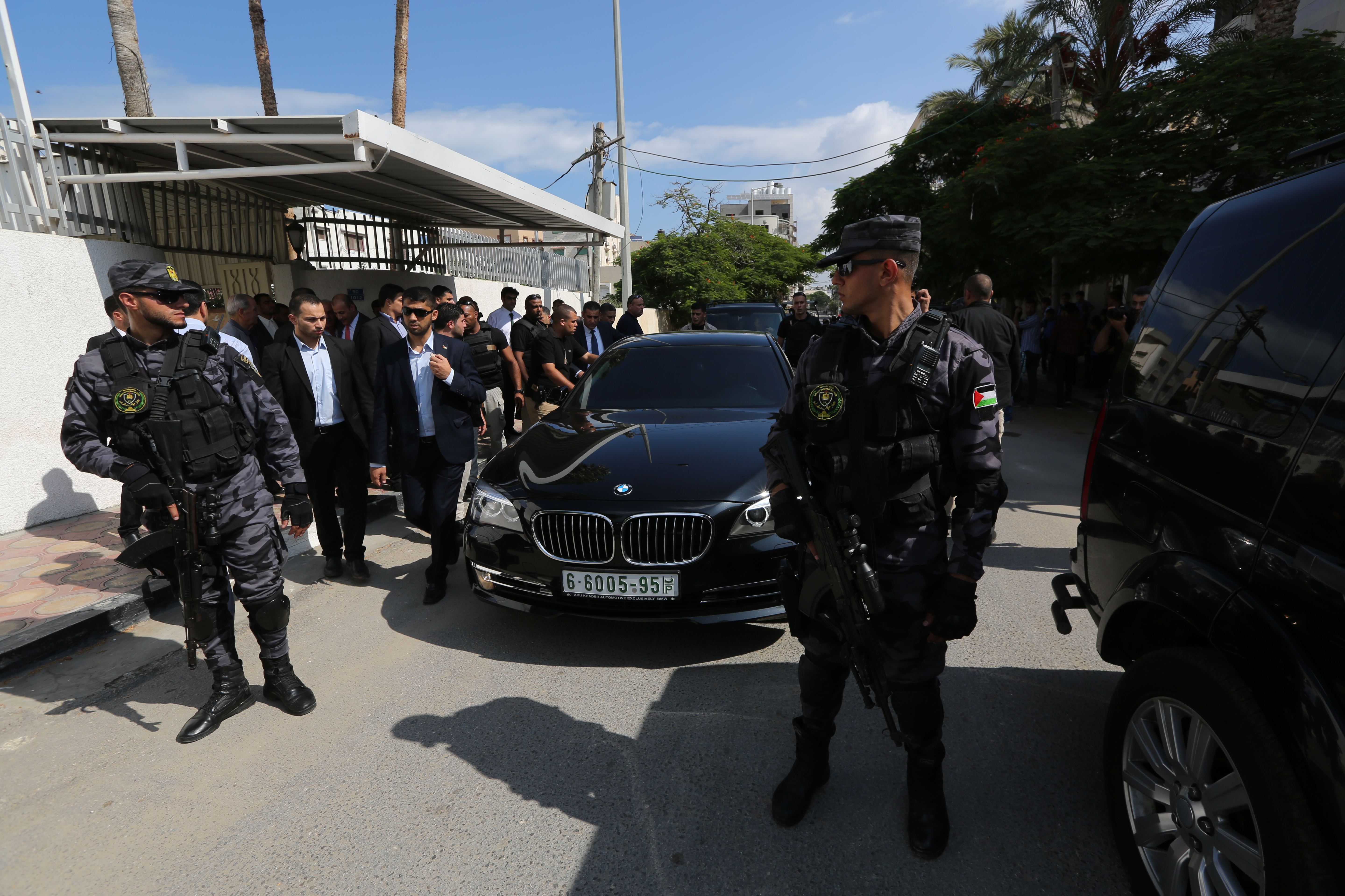 الأجهزة الأمنية تؤمن جولة رئيس الوزراء في غزة