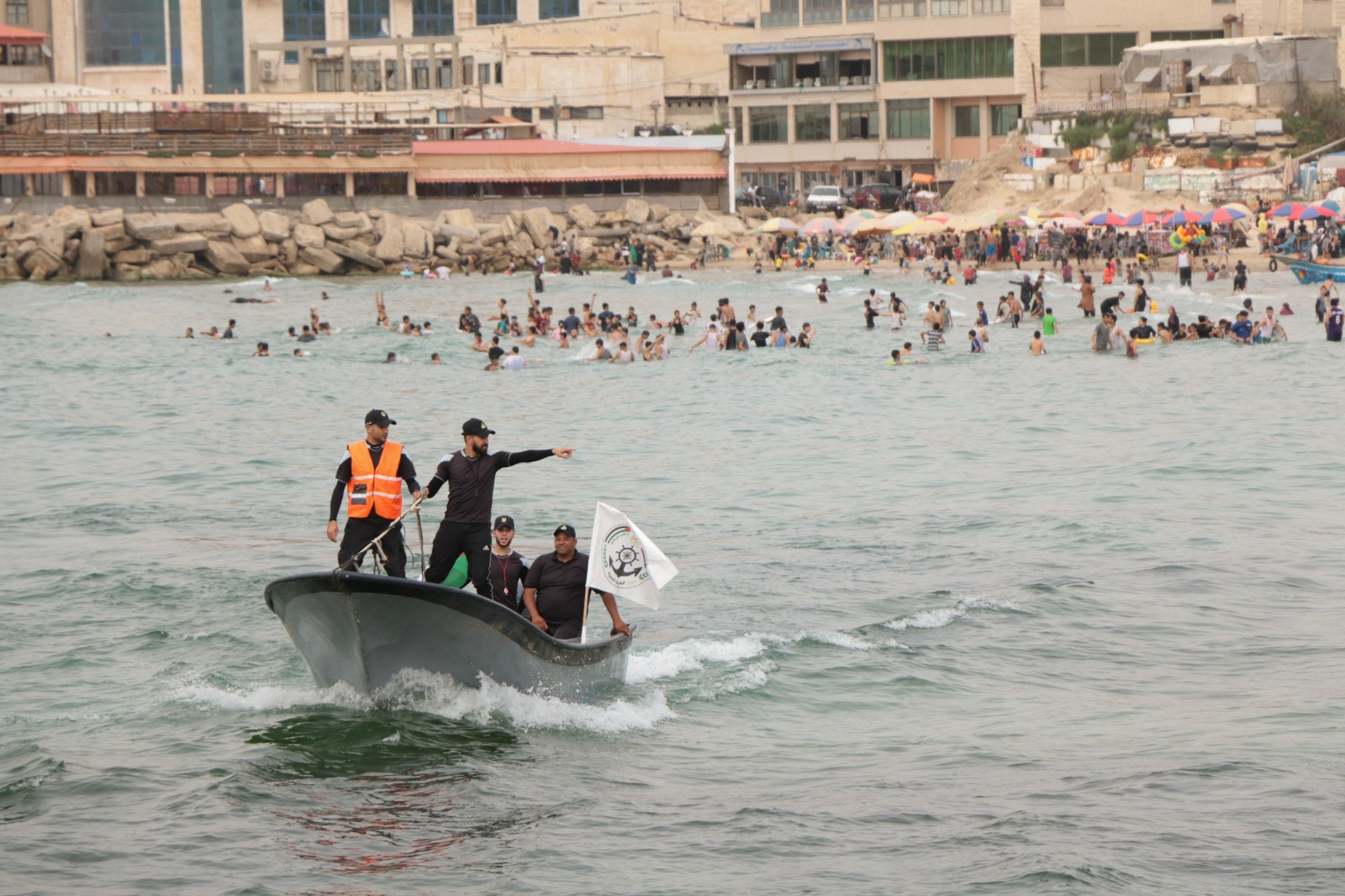 أجواء اصطياف المواطنين بغزة على شاطئ البحر وعمل أجهزة الداخلية في توفير الأجواء الملائمة