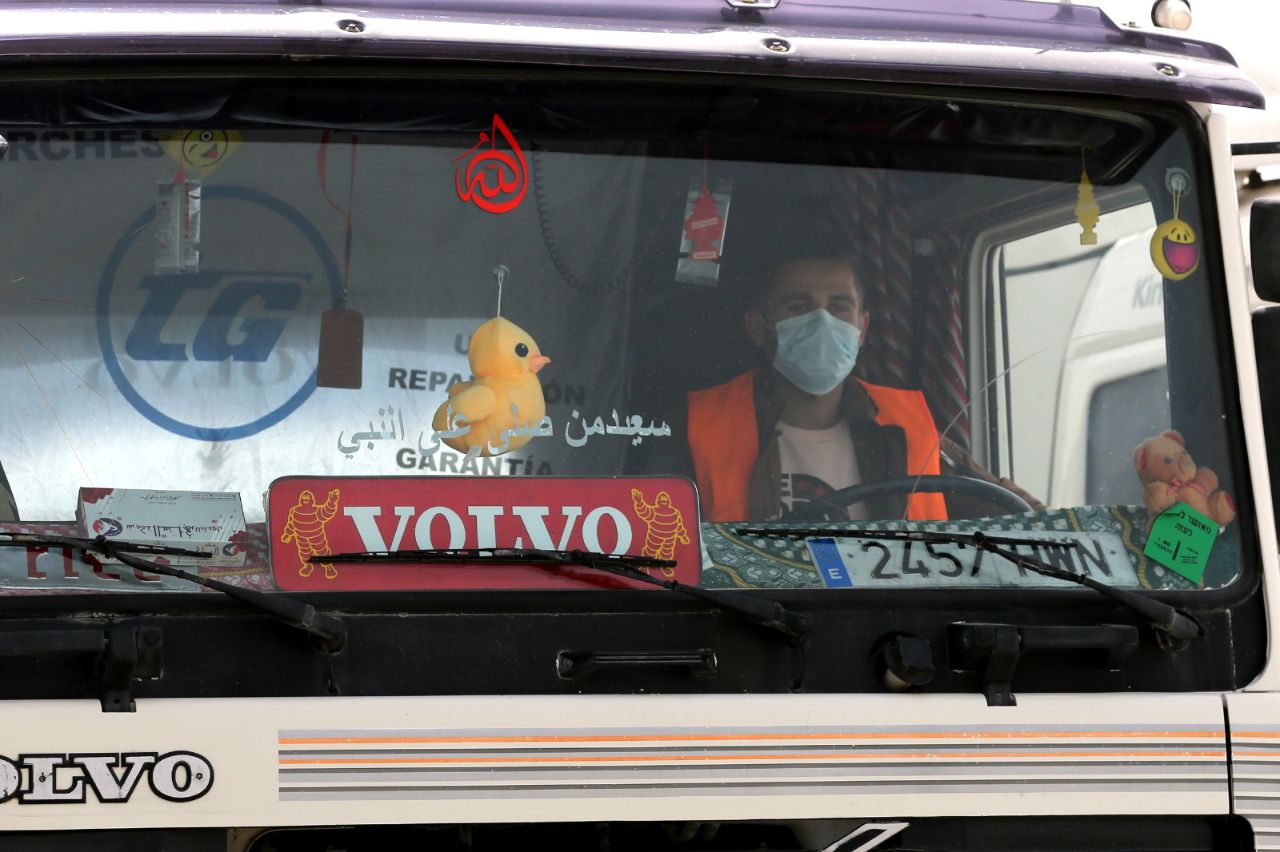 إجراءات الوقاية والسلامة في المعابر التجارية