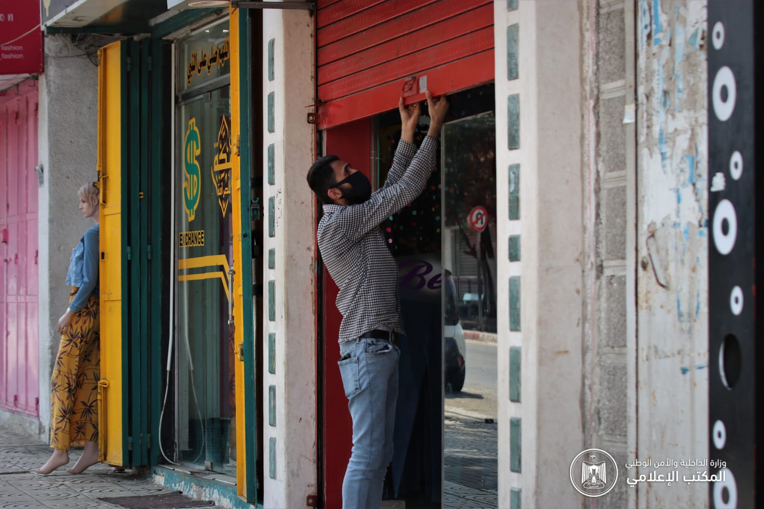 حركة المواطنين بمدينة غزة في ظل تخفيف حظر التجوال بعدد من المناطق