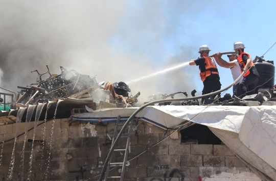 الدفاع المدني يُتابع آثار العدوان الإسرائيلي