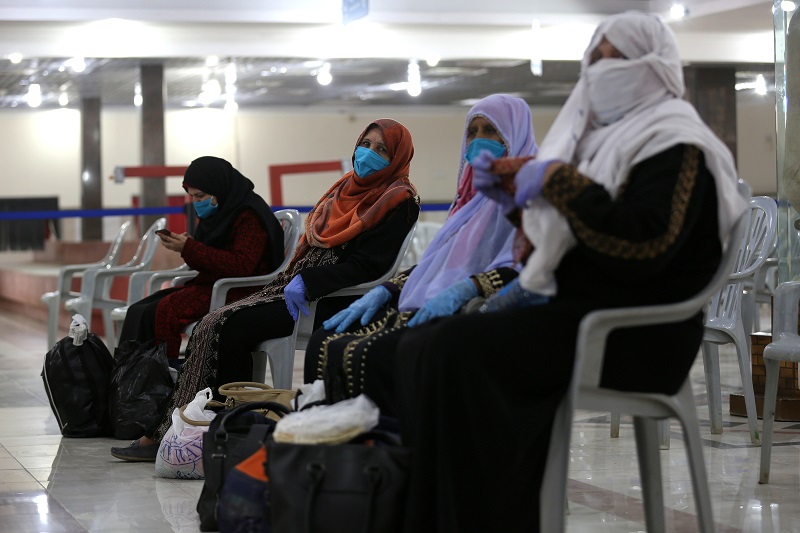 توافد المسافرين العائدين عبر معبر رفح في أول أيام فتحه استثنائياً