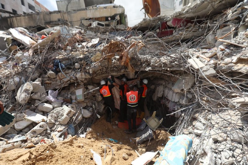 عمل أطقم الدفاع المدني والخدمات الطبية في متابعة آثار مجزرة "الرمال" بغزة