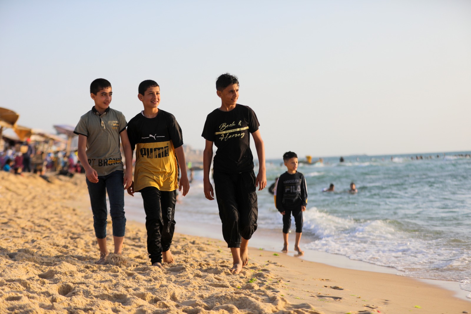  اصطياف المواطنين على شاطئ البحر والأماكن الترفيهية