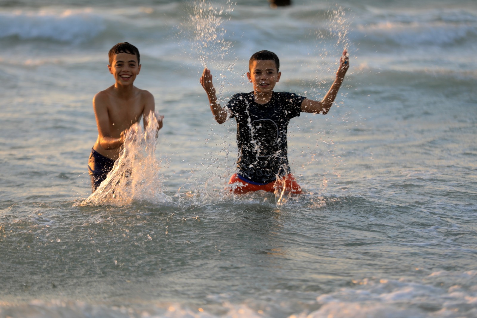 أجواء اصطياف المواطنين على شاطئ بحر غزة عشية بدء العام الدراسي