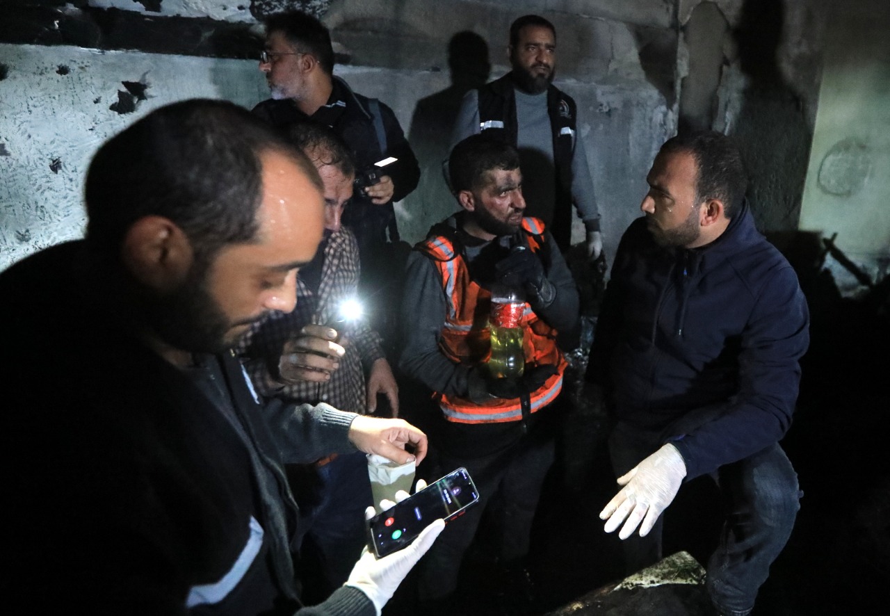 صور من تعامل أطقم الدفاع المدني والشرطة مع حريق البناية السكنية شمال غزة