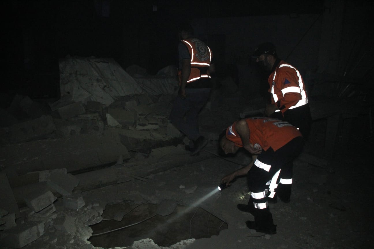 الدفاع المدني يُتابع آثار العدوان الإسرائيلي