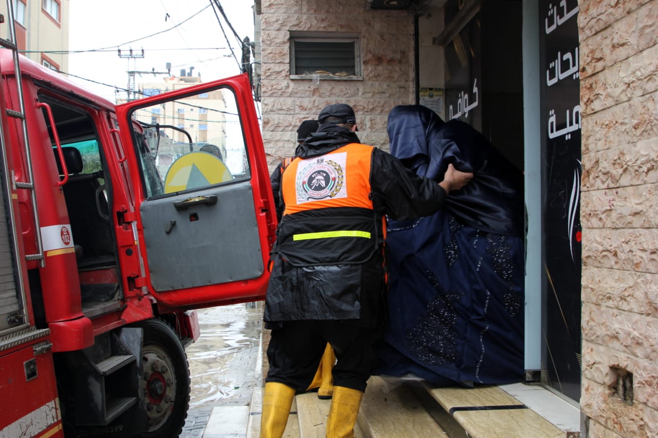 جهود أطقم الدفاع المدني خلال المنخفض الجوي 