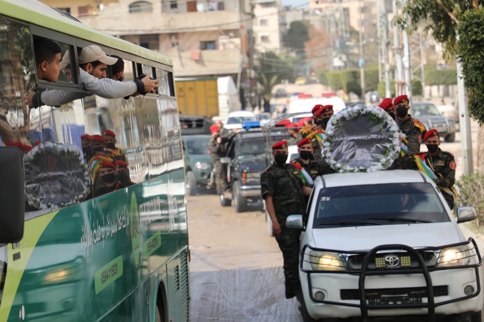 بمراسم عسكرية.. جماهير غزة تُشيع الوزير السابق زياد الظاظا