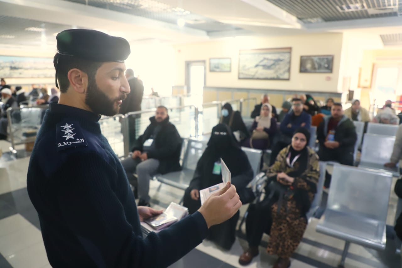 صور أطقم "المعابر" تُسهل مغادرة فوج المعتمرين الثالث (12 ديسمبر)