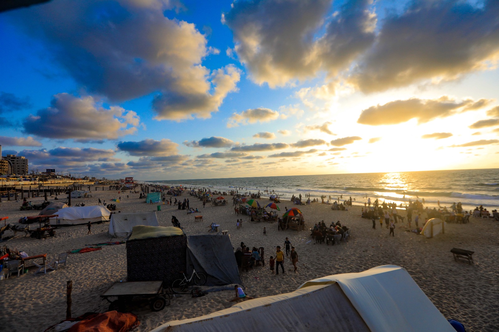 أجواء اصطياف المواطنين على شاطئ بحر غزة عشية بدء العام الدراسي