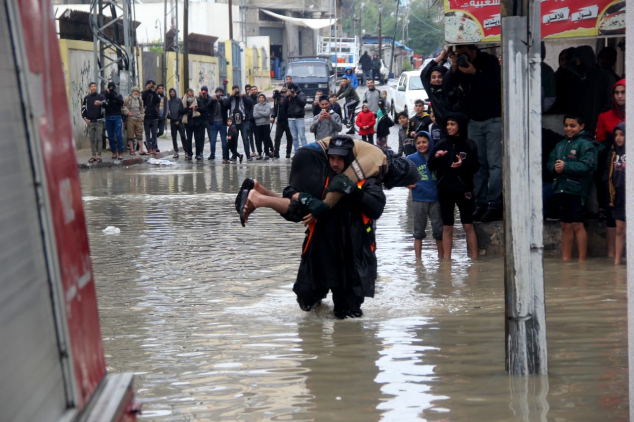جهود أطقم الدفاع المدني خلال المنخفض الجوي 