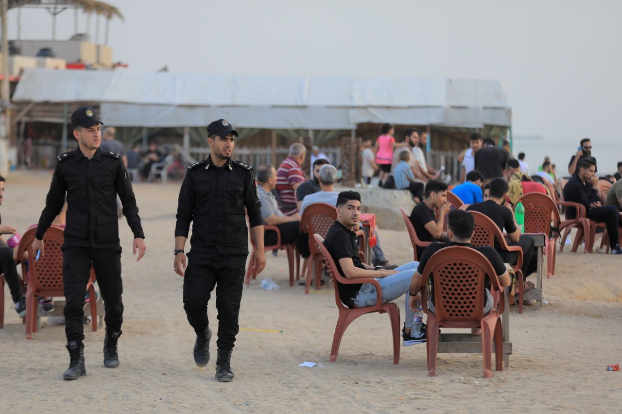 أجواء اصطياف المواطنين بغزة على شاطئ البحر وعمل أجهزة الداخلية في توفير الأجواء الملائمة