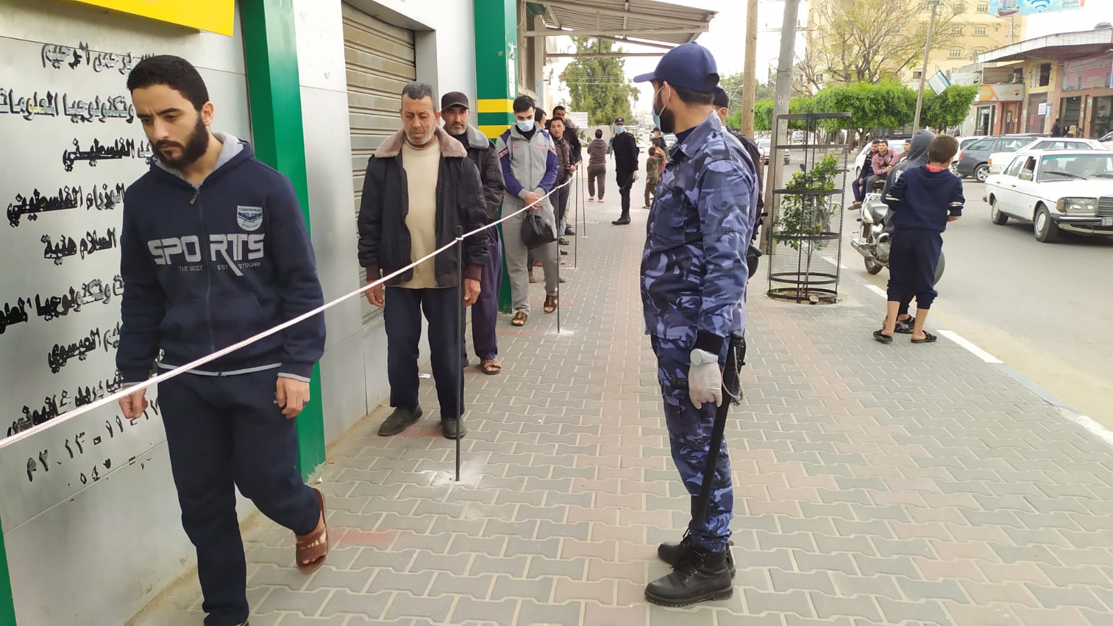 الشرطة تُنظم صرف "المنحة القطرية"