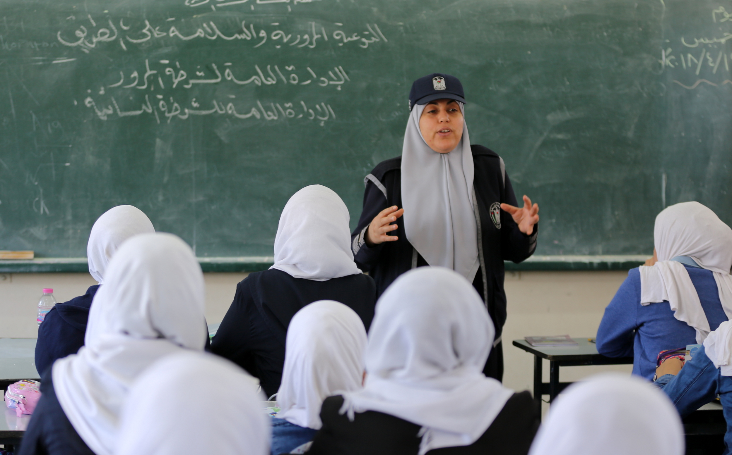 المرور والشرطة النسائية تُطلقان حملة توعوية لطالبات المدارس الثانوية