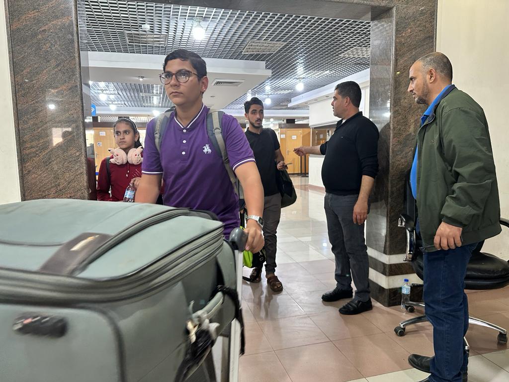 أطقم "المعابر" و" الداخلية" تسهل وصول الفوج الثاني من العائدين من السودان	