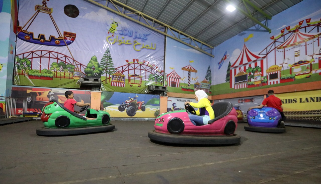 مواطنون يقضون إجازة نهاية الأسبوع في عدد من الأماكن الترفيهية بقطاع غزة