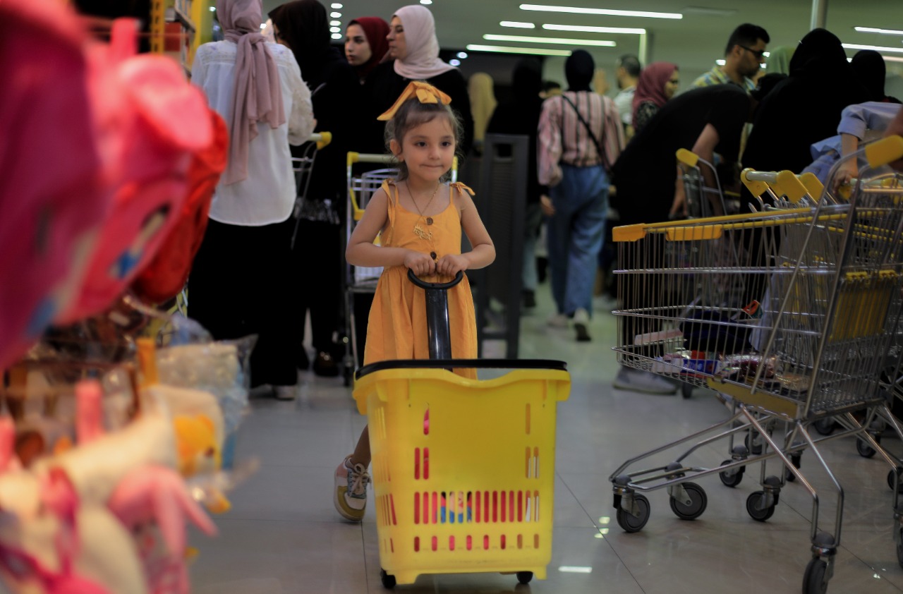 جانب من استعدادات المواطنين في غزة لبدء العام الدراسي الجديد