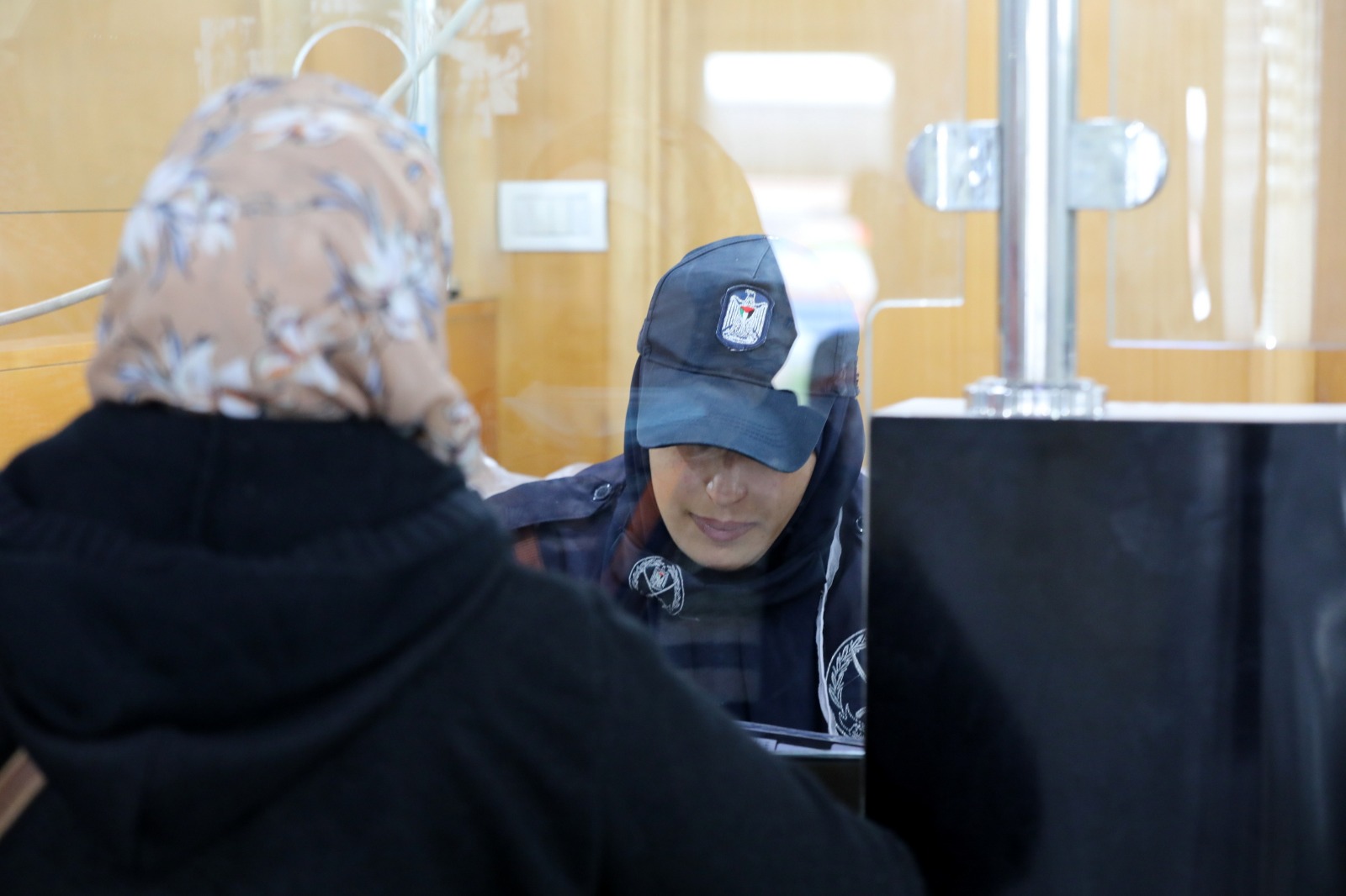 أطقم "المعابر" تُسهل مغادرة الفوج الأول من المعتمرين عبر معبر رفح 