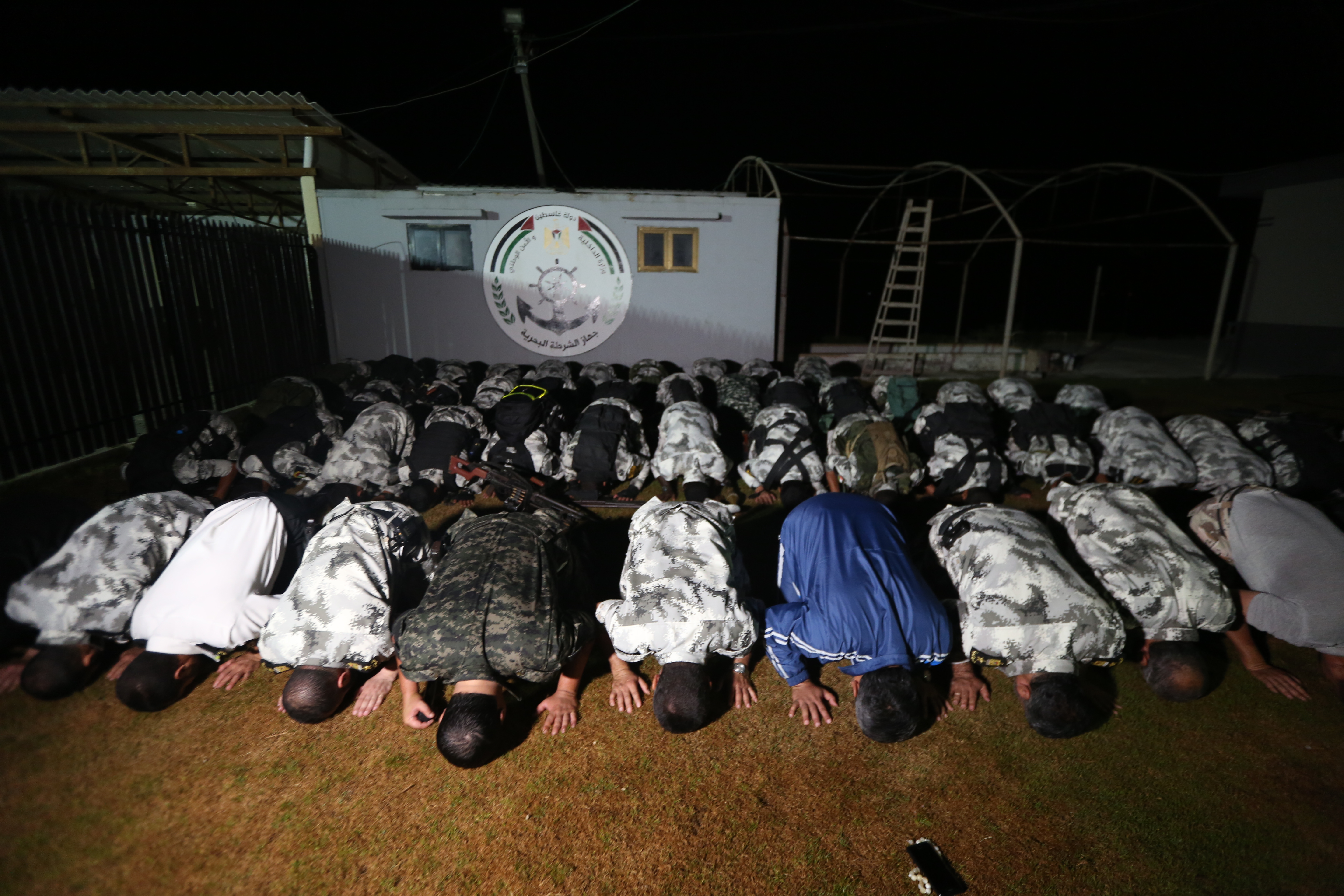 الشرطة البحرية تخرج دورة المهام البحرية الخاصة ''المغلقة'' بمسير عسكري