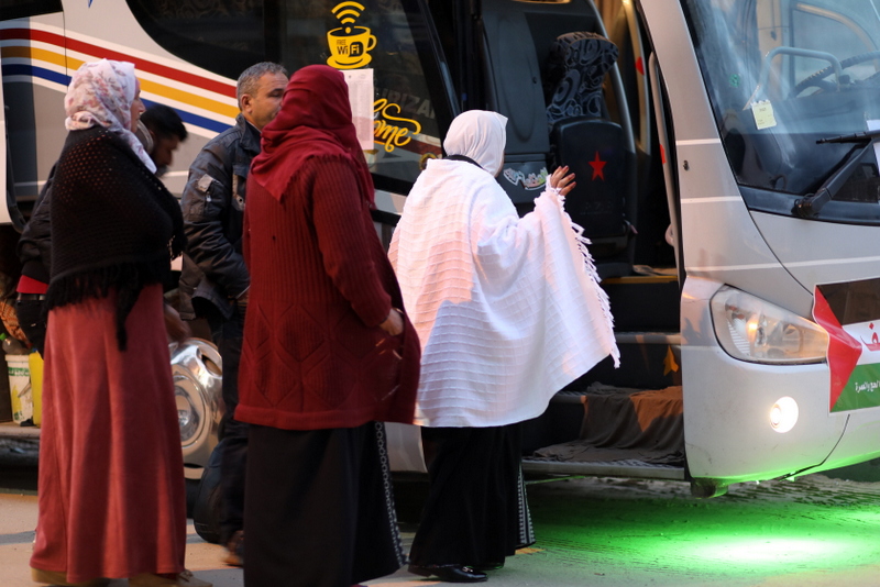 أطقم "المعابر" تُسهل مغادرة الفوج الأول من المعتمرين عبر معبر رفح 