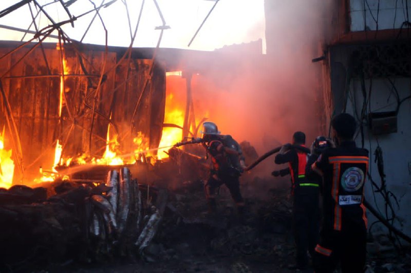 عمل أطقم الدفاع المدني والخدمات الطبية في متابعة آثار مجزرة "الرمال" بغزة