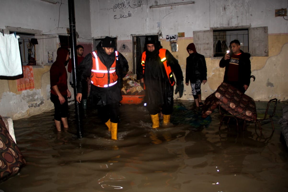 جهود أطقم الدفاع المدني خلال المنخفض الجوي 