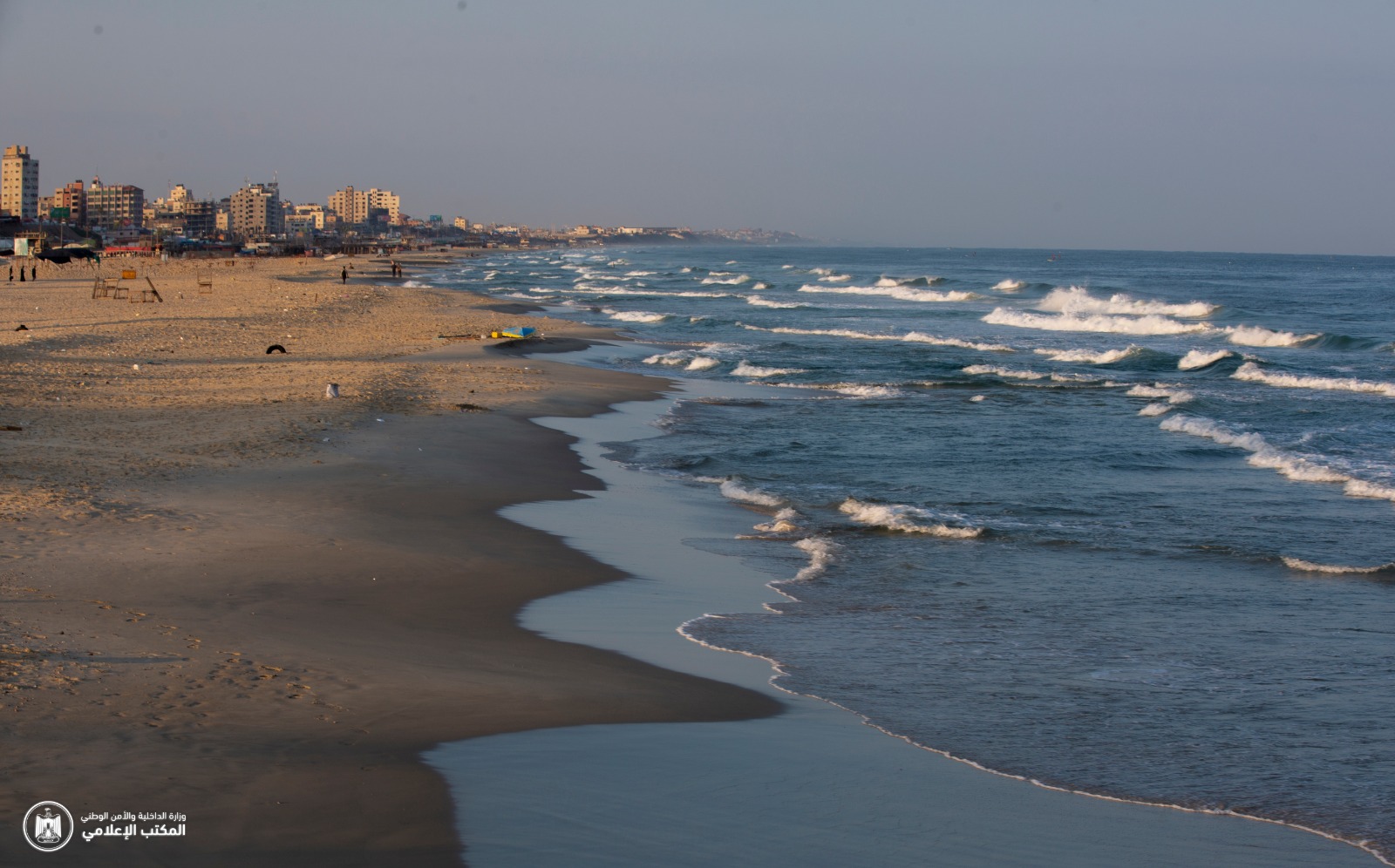 "البحرية" تواصل متابعة عمل الصيادين وإغلاق شاطئ البحر