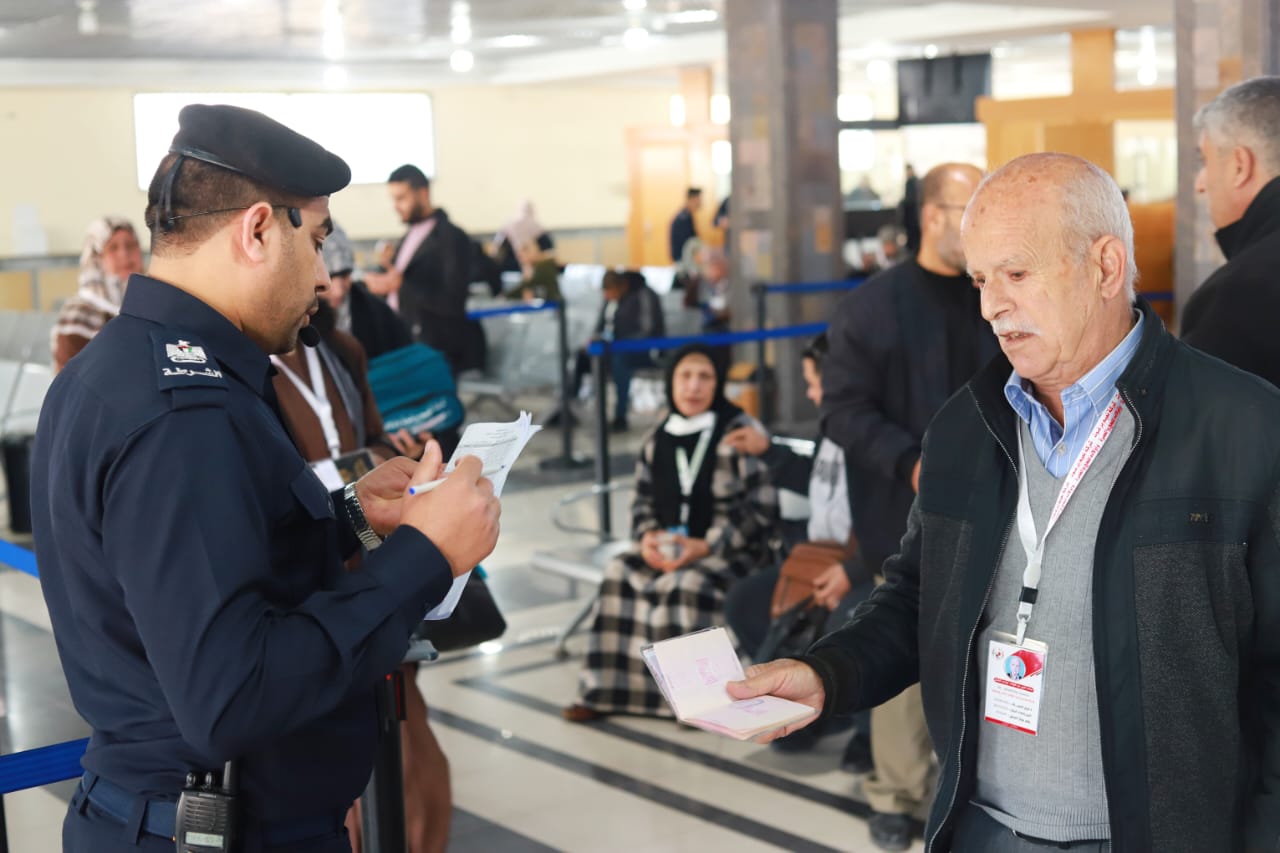 صور أطقم "المعابر" تُسهل مغادرة فوج المعتمرين الثالث (12 ديسمبر)