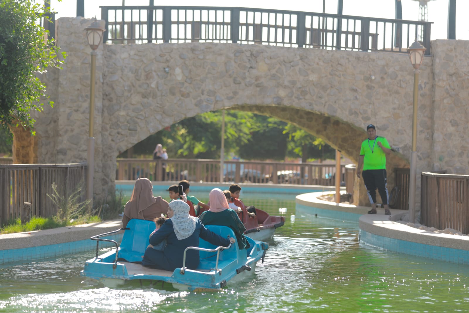 اصطياف المواطنين بغزة على شاطئ البحر وعدد من الأماكن الترفيهية خلال الإجازة الأسبوعية