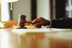 المحكمة العسكرية تبدأ جلساتها في قضية مقتل الصراف الأسطل