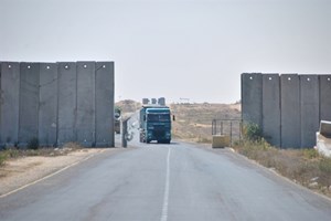 إدخال 420 شاحنة الاثنين عبر معبر كرم أبو سالم