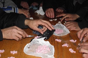 مكافحة المخدرات تضبط 476 حبة مخدرة 