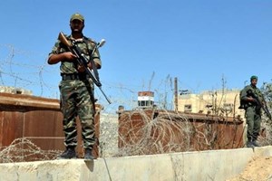 IOF soldiers arrest Palestinian after crossing southern Gaza border fence