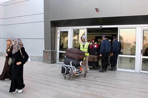 فتح معبر رفح اليوم استثنائياً لمغادرة معتمري الفوج الثامن 