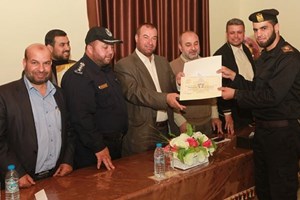 وزير الداخلية يكرم كوادر الشرطة البحرية